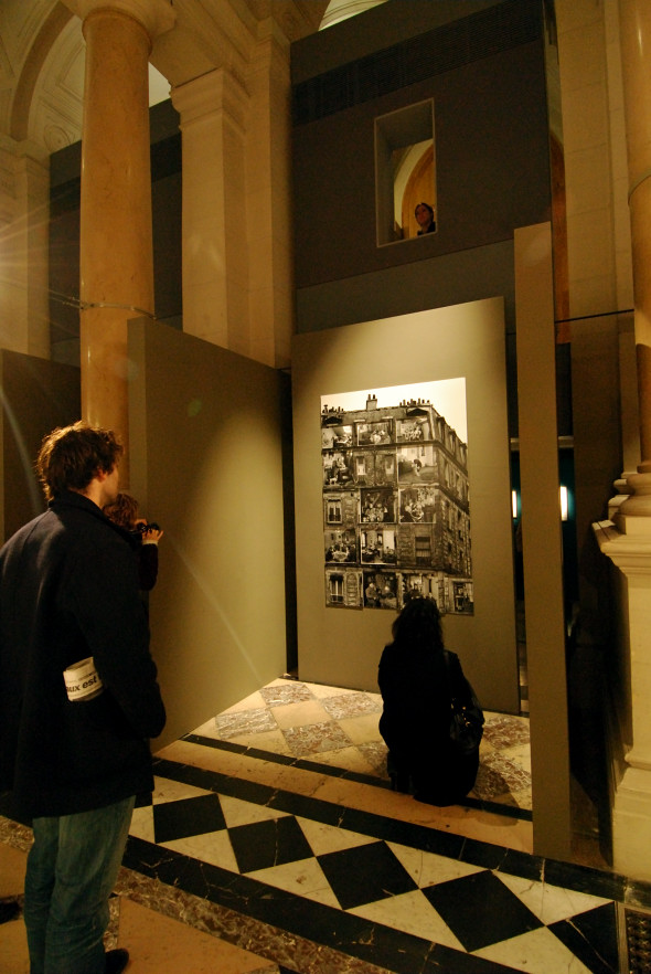 Visiteurs à l’exposition Robert Doisneau